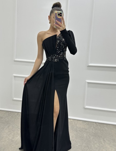 Robe longue de fête avec encolure asymétrique et strass