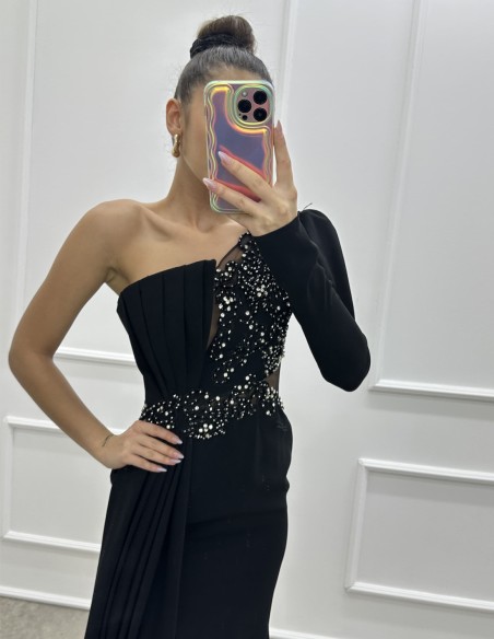 Robe longue de fête avec encolure asymétrique et strass