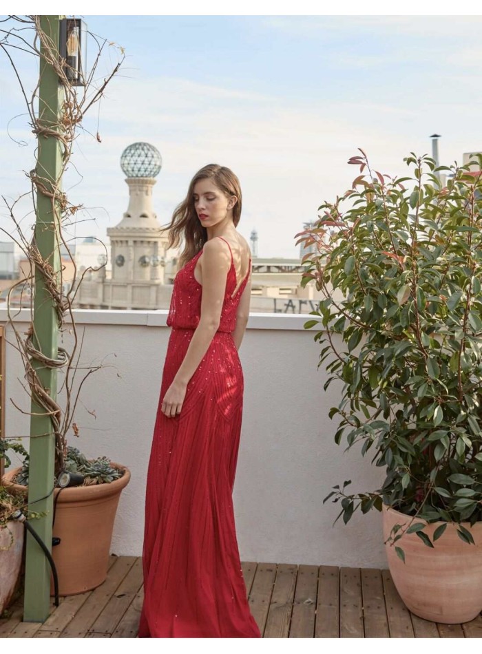 Vestido de fiesta largo de pedrería y escote en...