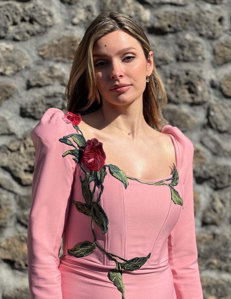 Robe longue de fête avec manches bouffantes et broderie