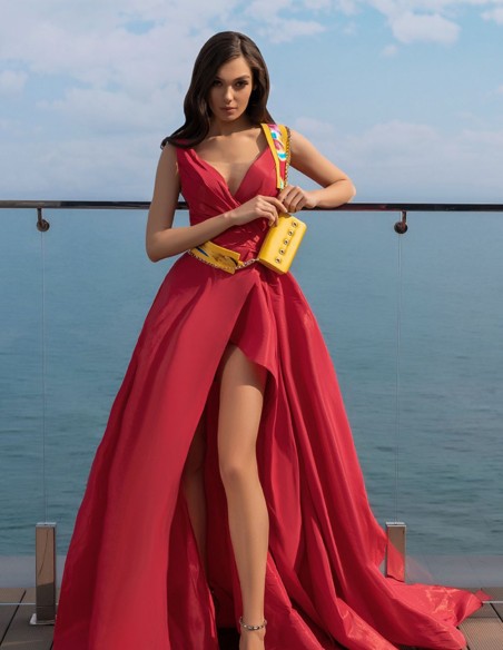 Robe longue de fête avec fente latérale et corsage froncé