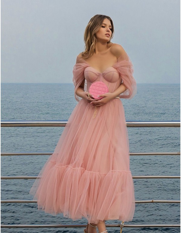 Vestido de fiesta midi con mangas de tul y cuerpo corsé