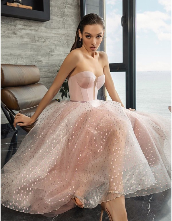 Robe de soirée midi rose poudré avec plumeti