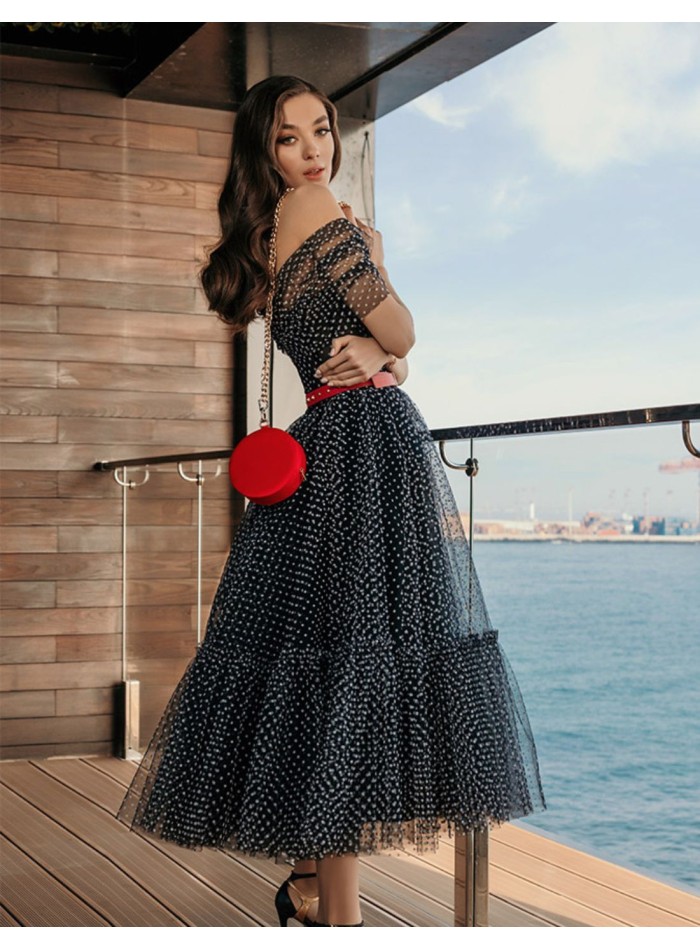 Vestido midi de fiesta negro en plumeti con...