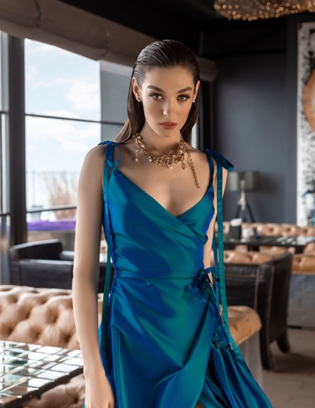 Robe longue de fête avec fente sur le côté et détails de nœuds