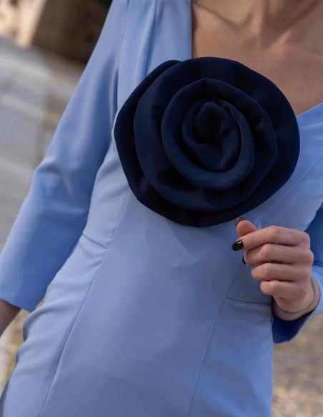 Vestido de fiesta midi con broche de maxi flor