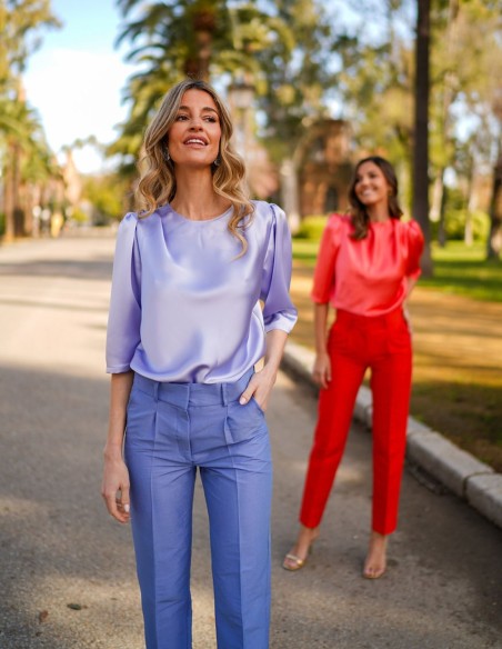Blusa de satén de manga francesa con frunces en el hombro