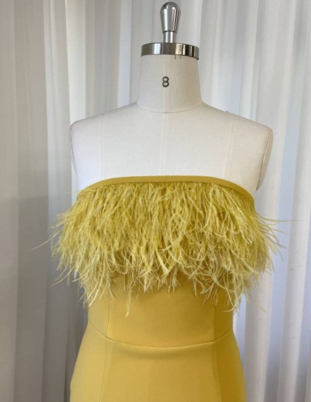 Robe de soirée midi avec encolure en plumes