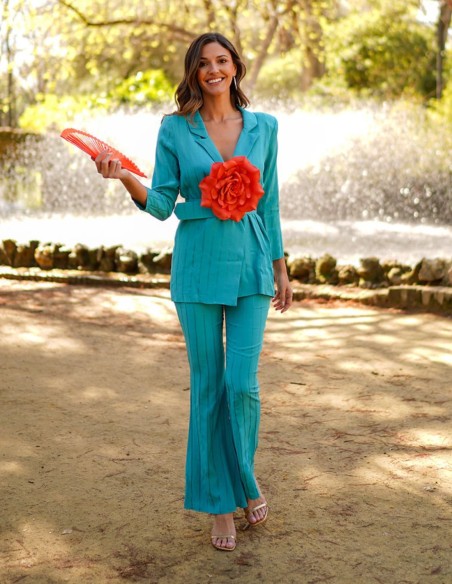 Traje de chaqueta con cinturón y pantalón largo de rayas