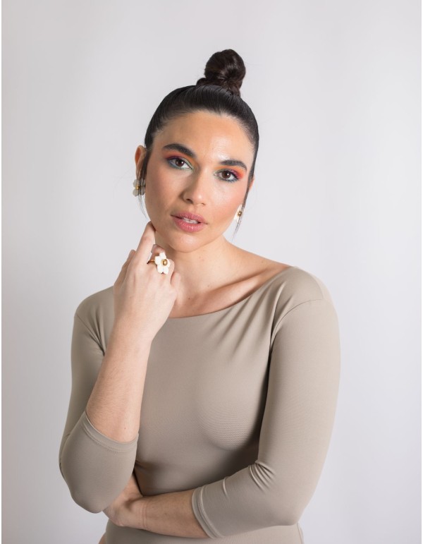 Bague réglable avec une fleur en céramique blanche 2