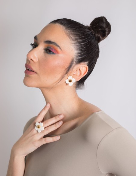 Anillo ajustable con una flor de cerámica blanca