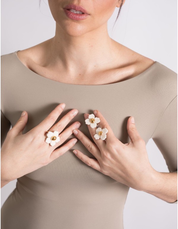 Adjustable ring with a white ceramic flower