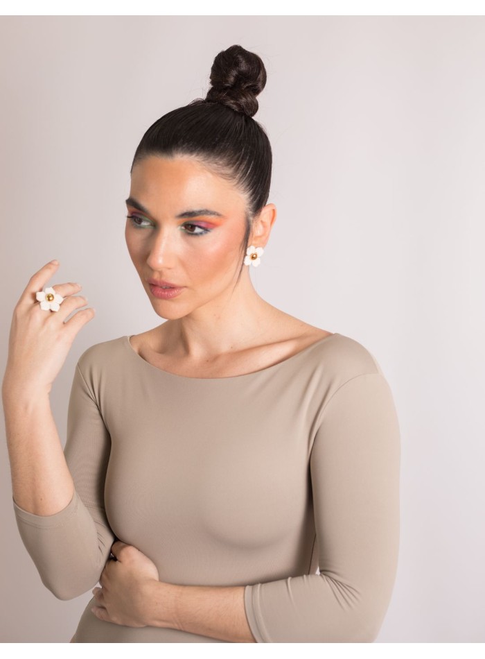 Anillo ajustable con una flor de cerámica blanca