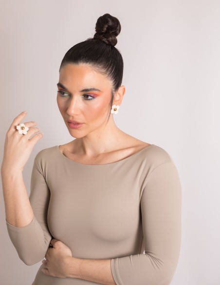 Anillo ajustable con una flor de cerámica blanca