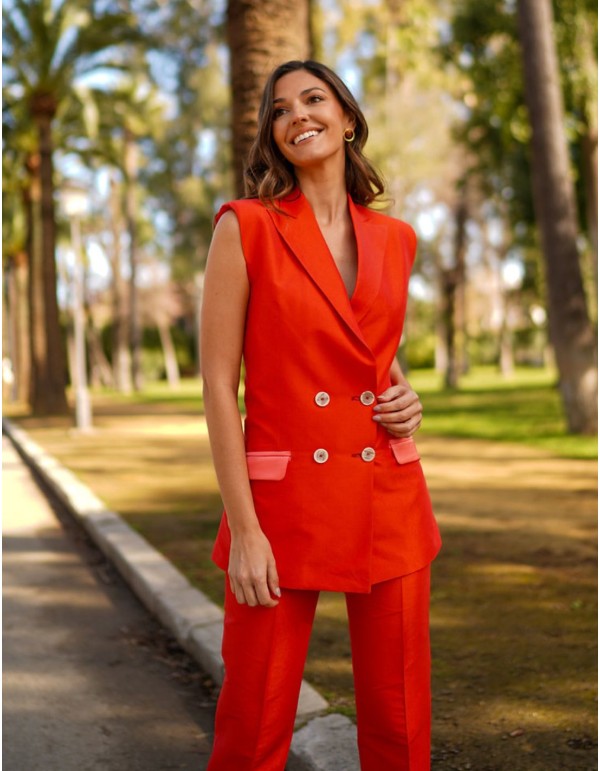 Chaleco de seda naranja con botones y bolsillos forrados