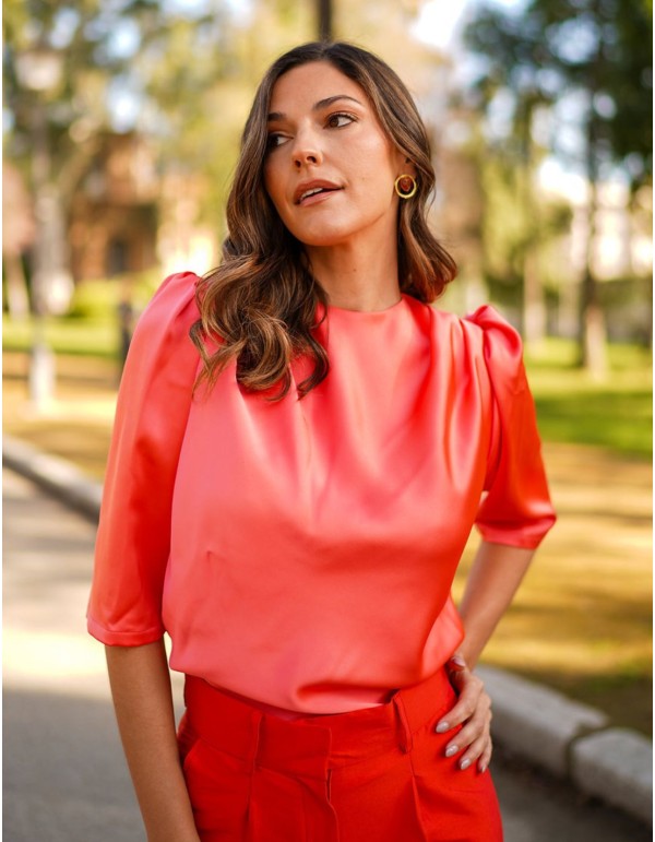 Blusa de fiesta satinada con manga francesa abullonada