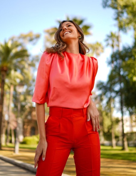 Blusa de fiesta satinada con manga francesa abullonada