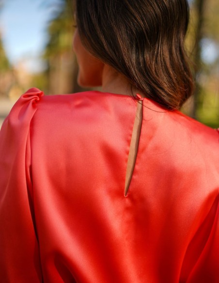 Blusa de fiesta satinada con manga francesa abullonada