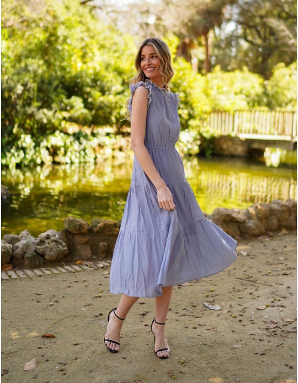 Robe de soirée midi sans manches avec une jupe flottante