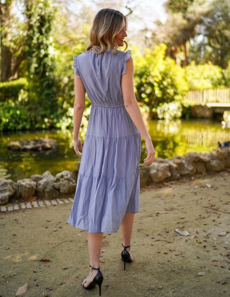 Robe de soirée midi sans manches avec une jupe flottante