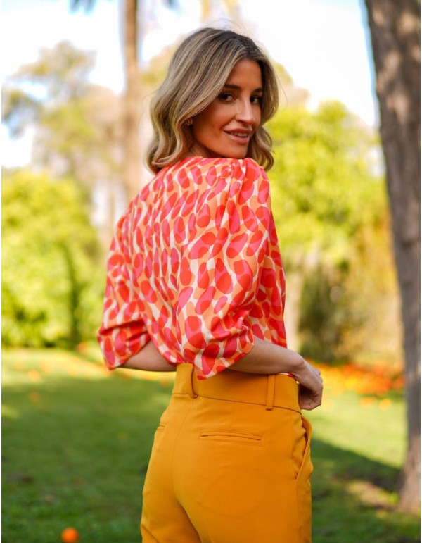 Blusa de fiesta con tejido estampado y manga francesa 2