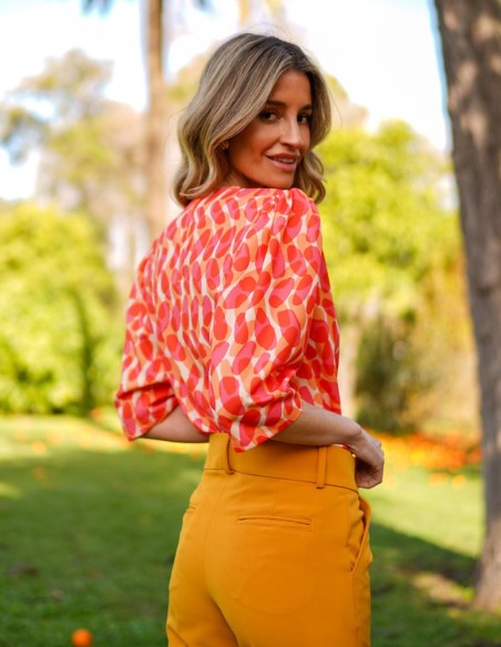 Blusa de fiesta con tejido estampado y manga francesa