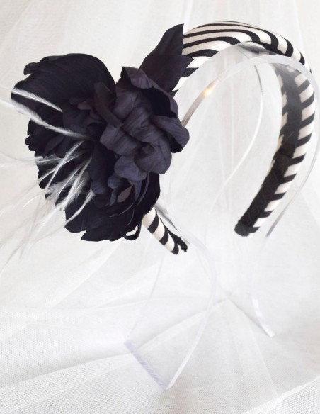 Serre-tête rayé avec application de fleurs noires avec plumes