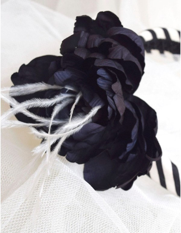 Diadema de rayas con aplique de flor negra con plumas 2