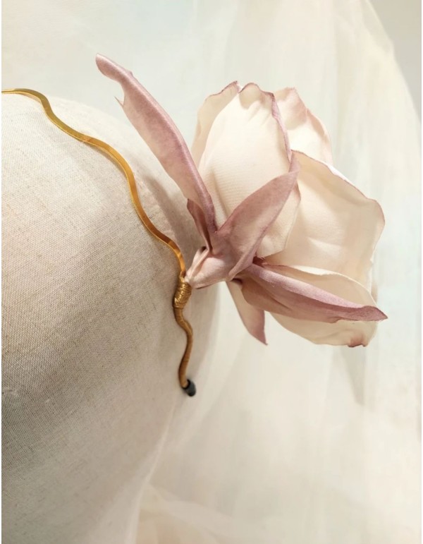 Serre-tête maxi fleur rose ivoire avec base dorée 2