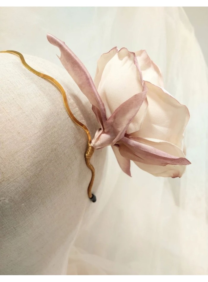 Serre-tête maxi fleur rose ivoire avec base dorée