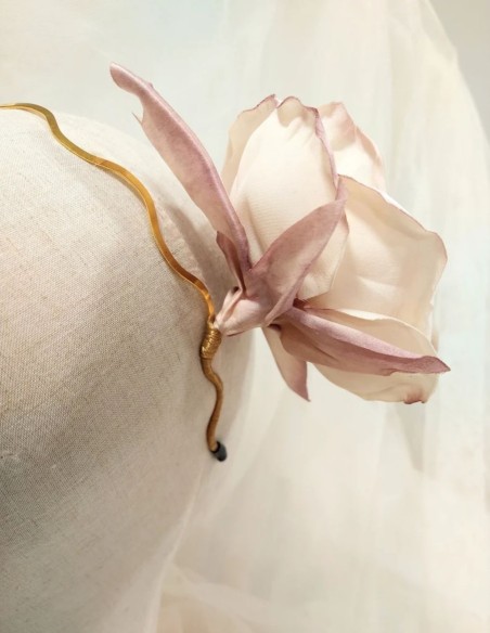 Diadema tocado maxi flor rosa marfil con base dorada