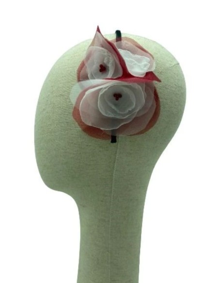 Diadema fina con flores de organza y plumas