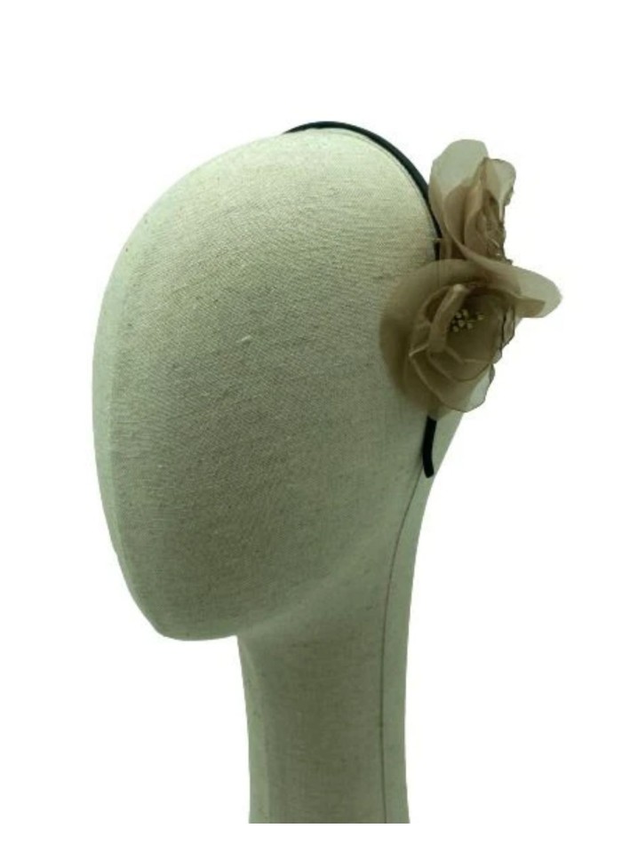 Diadema fina con flores de organza y plumas