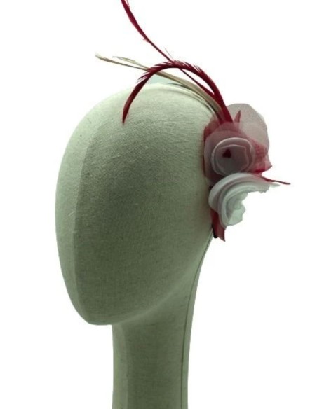 Diadema fina con flores de organza y plumas