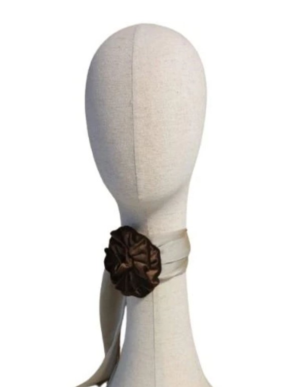 Gargantilla larga de organza con flor de terciopelo