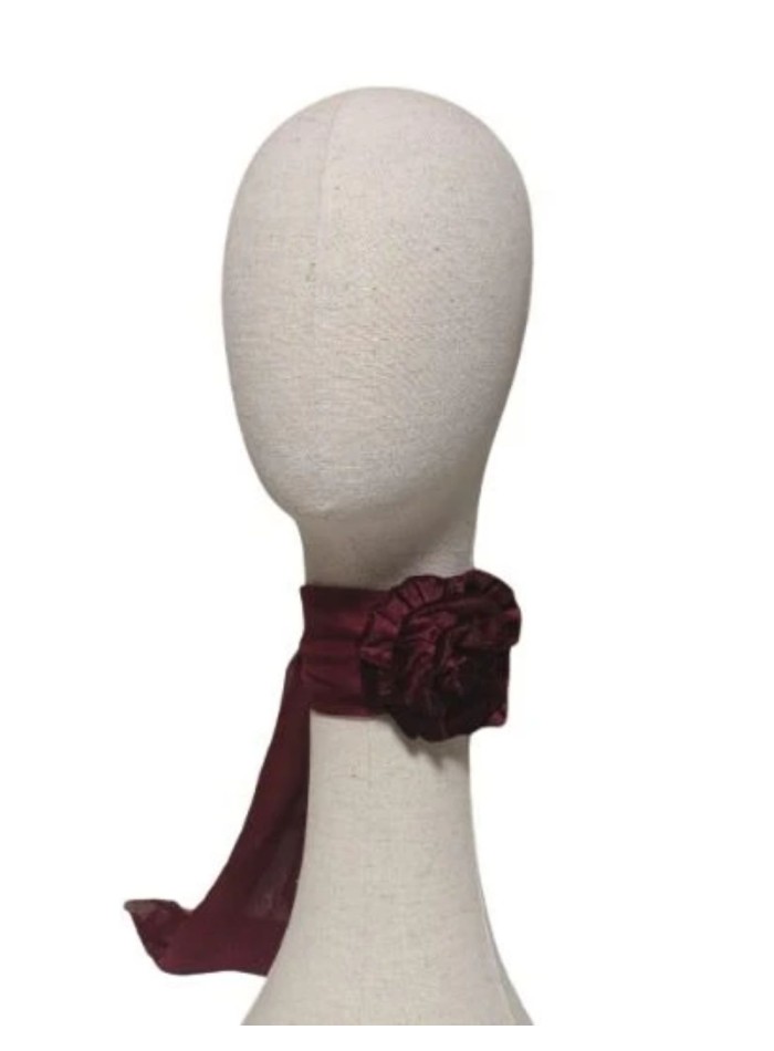 Long organza choker with velvet flower