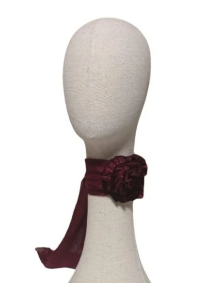 Long tour de cou en organza avec fleur en velours