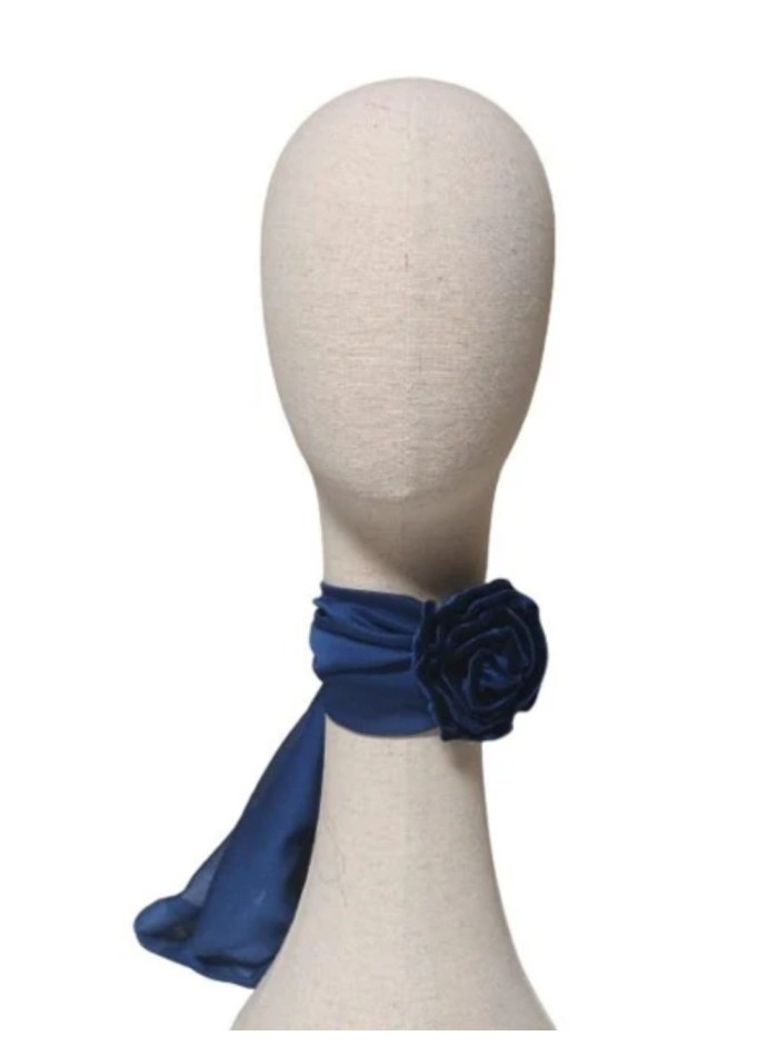 Gargantilla larga de organza con flor de terciopelo