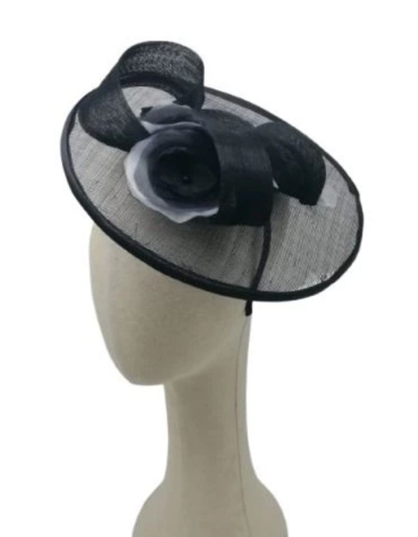 Mini pamela de sinamay negra con flores de organza