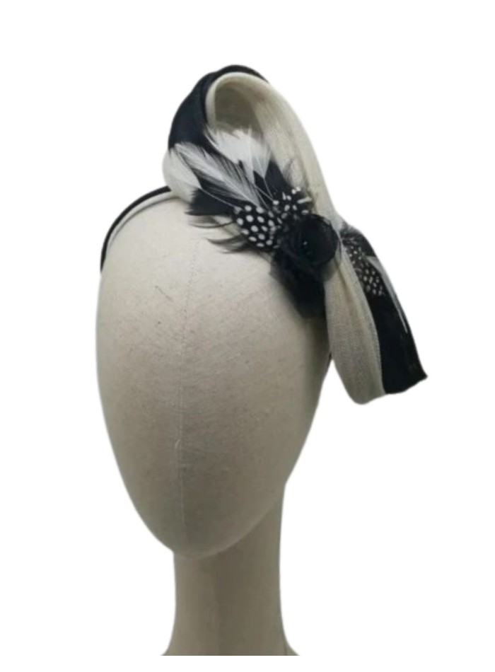 Tocado lazada blanca y negra con apliques de plumas