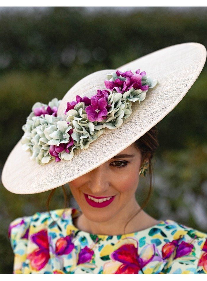 Pamela con base de sinamay con flores de...