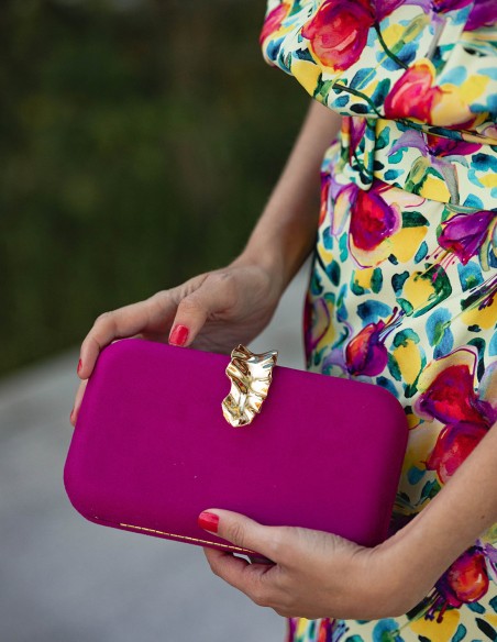 Bolso de fiesta de antelina con broche de hoja dorado