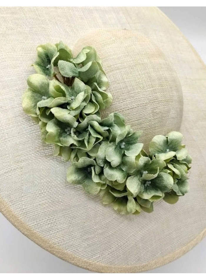 Pamela con base de sinamay con flores de...