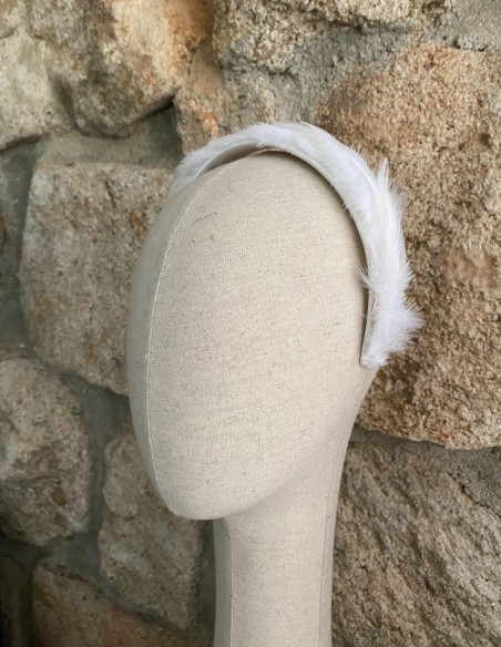 Diadema de novia con plumas blancas