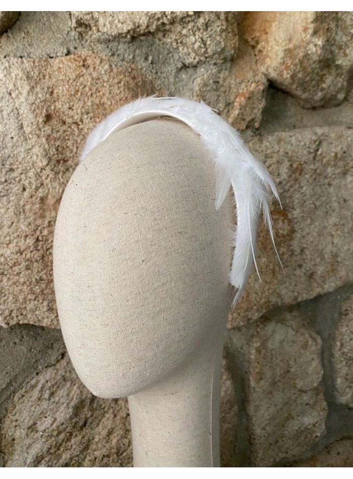 Diadema de novia con plumas blancas