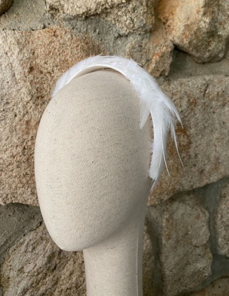 Diadema de novia con plumas blancas