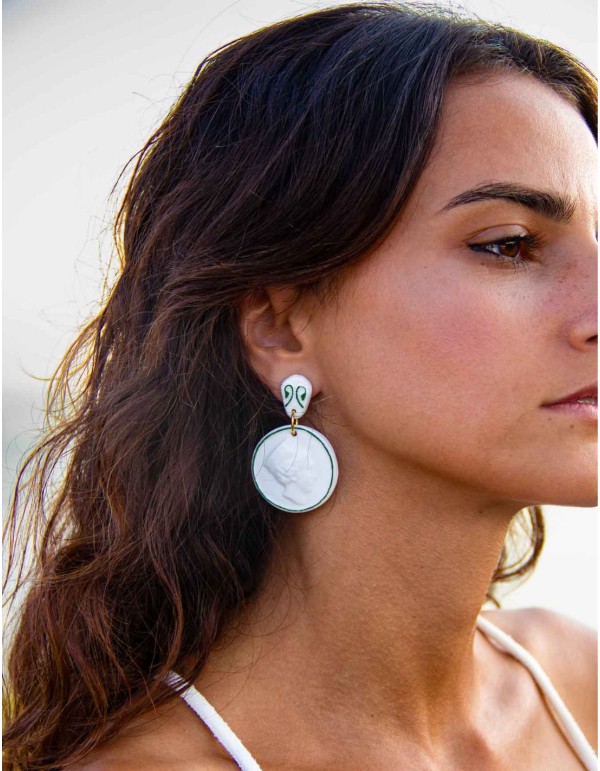 Pendientes medalla largos con cerámica esmaltada