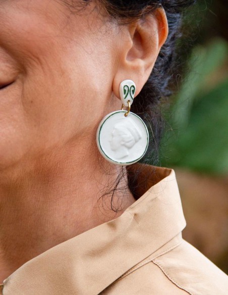 Boucle d'oreilles longues avec médaillons en céramique émaillée