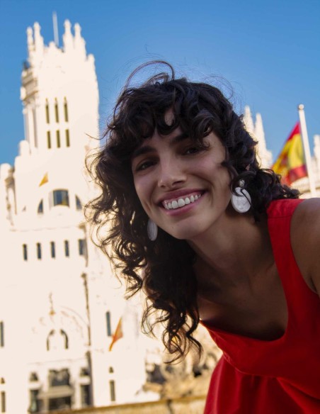 Boucle d'oreilles longue médaille de Cibeles en céramique blanche