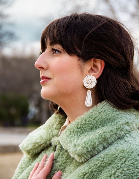 Pendientes largos de porcelana pintados en oro